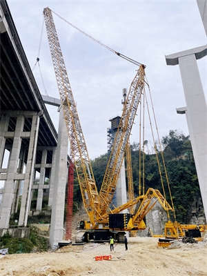 成都巨象GXC12000貴黃高速橋梁吊裝